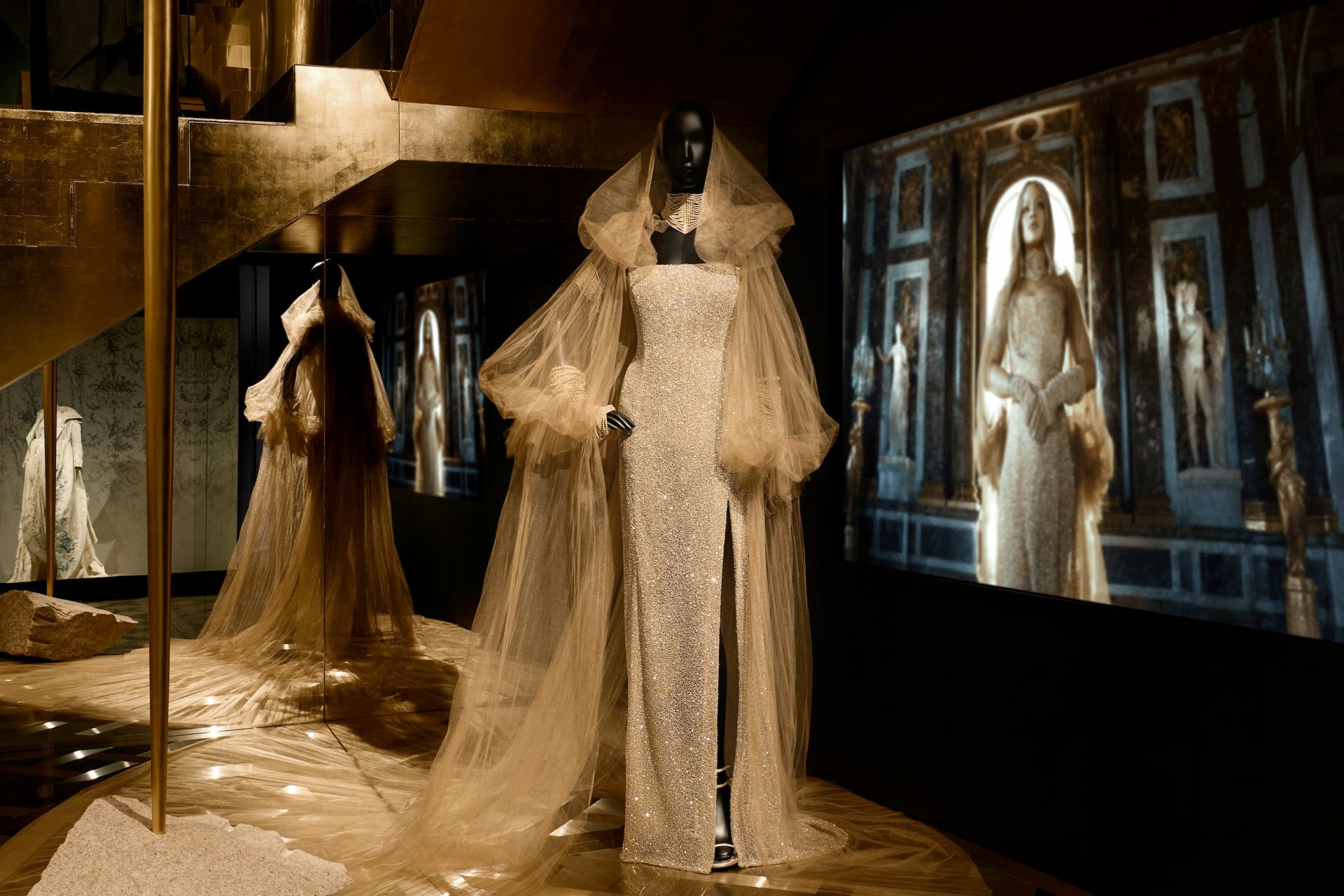 【DIOR】リアーナのドレスが「ラ ギャラリー ディオール」に展示 - SHEER Japan